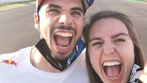 Setelah kemenangan pertamanya di motogp, miguel oliveira segera akan menikah dengan adik tirinya, andreia pimenta, mereka telah bertunangan selama 11 tahun sejak usia 13 tahun. A Emocionada Mensagem Da Namorada De Miguel Oliveira Num Fim De Semana Indescritivel Jogo Da Vida Jornal Record