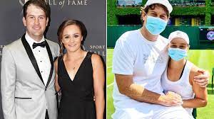 Ash barty faces karolina pliskova in the summit clash on saturday as she eyes her maiden wimbledon crown. Wimbledon 2021 Ash Barty Reunion With Boyfriend Gary Kissick