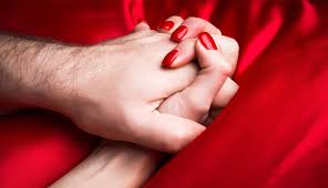 خبيرة علاقات تحدد 5 طرق للقاء حار في غرفة النوم