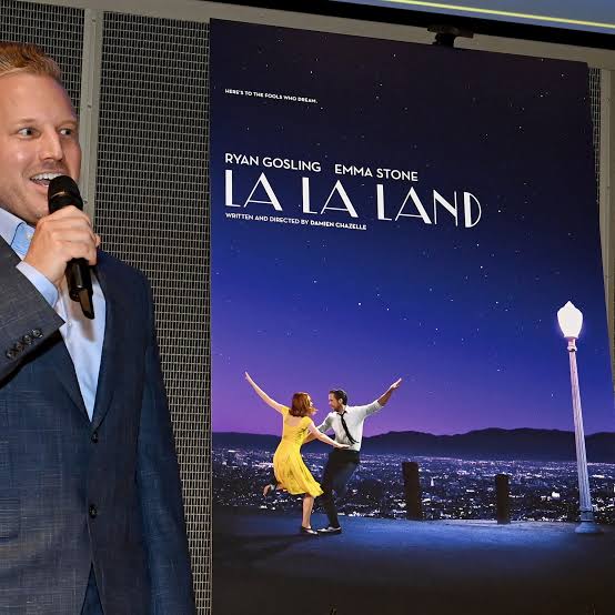 New Poster for 'La La Land' Fixes Ryan Gosling's Wayward Hand - The New  York Times