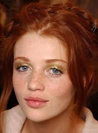 Follow these guidelines to help you choose auburn hair looks great with a natural flesh colored base that can stand alone or with any of these colors: 10 Eyeshadow Palettes Every Redhead Needs To Know About