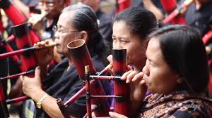 Puik puik adalah alat musik tradisional yang datang dari sulawesi selatan dan cara memainkanya yaitu dengan cara ditiup. Musik Bambu Ma Pompang Maranatha Youtube