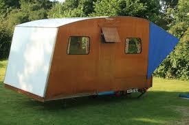 La caravane pliante haut de gamme rapido saura vous combler si vous succomber au culte. L Un Des Premiers Modeles De Caravane Rapido Confort Matic Fabrique En Bois Caravane Rapido Caravane Bois