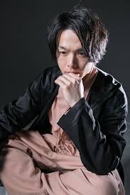 中村倫也 孤狼の血 狂犬役で新境地 登場シーンで耳を食べる abema times 中村 倫也 倫也 垂れ目