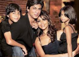 Baazigar (1993) shah rukh khan ငယ္စဥ္က ကားေကာင္းေလး တစ္ကား နဲ႔ မိတ္ဆက္ေပးပါရေစ ရုပ္ရွင္ကားနာမည္က baazigar ပါတဲ့ ဒီထဲမွာ မင္းသမီးေခ်ာ kajol လဲ shah rukh khan နဲ႔ အတူ သရုပ္ေဆာင္ထားပါတယ္. Shahrukh Khan Grosse Gewicht Korperstatistik