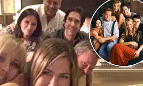 Friends' reunion photo on jennifer aniston instagram with courteney cox, matthew perry, matt leblanc, lisa kudrow and david schwimmer. Jennifer Aniston Makes Instagram Debut With Photo Of Friends Co Stars Daily Mail Online