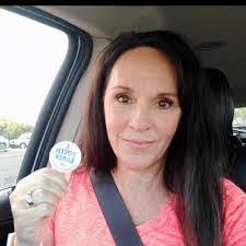 Laurie Oldham's Instagram, Twitter & Facebook