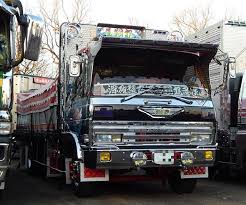 画像に含まれている可能性があるもの 車 屋外 デコトラ 旧車 レトロ 車