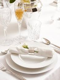 Se la cena è particolarmente elegante, procuratevi un carrellino su cui disporre tutte le bevande. Galateo A Tavola 10 Regole Fondamentali Westwing