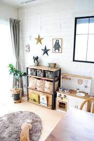 ままごとキッチンを簡単diy インテリアにも馴染むかわいい本格派 キナリノ リビング おもちゃ 収納 リビング 赤ちゃんスペース インテリア ブルックリン