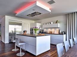 Kuche Pure Mit Kochinsel Wohnung Kuche Kuche Mit Insel Kuchen Ideen Modern