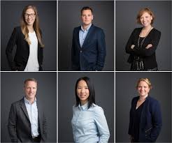 This is a standard pose for professional headshots, both suitable for outdoor and indoor shooting. Business Portraits Faq Kate Fellerath