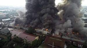Manila Bulletin - Fire hits warehouse in Valenzuela