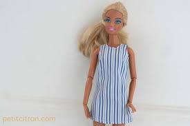 Selon vos compétences, vous pouvez la réaliser avec parmenture ou sans, un simple ourlet ou biais peu également convenir. Robe Droite Pour Barbie Petit Citron