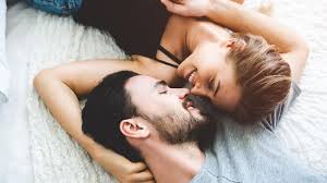 Gambar orang ciuman dan kata kata : 10 Variasi Ciuman Untuk Menggoda Si Dia Di Ranjang