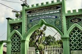 Mengunjungi ziarah yakni sebagai kegiatan mengunjungi makam almarhum menjadi kerabat yang serius. Daftar Makam Para Wali Allah Di Jakarta Yang Bisa Anda Ziarahi