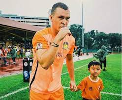 Zulfiandi main santai bersama manajemen persiraja. Pemain Asal Inggris Bergabung Dengan Persiraja