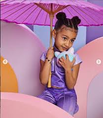 Ibu engkau mengandungku engkau melahirkanku engkau membesarkanku. Tak Ditemani Ibu North West Tampil Imut Di Cover Majalah Pertamanya Okezone Lifestyle