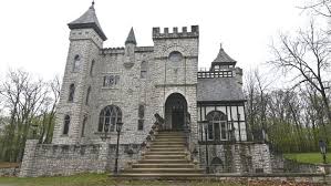 A blog dedicated to the modern castle builder as well as the journey to possibly building our own castle using modern materials someday, with the environment and efficiency in mind. Mi Dream Home Castle In Rochester Has Moat Drawbridge Portcullis