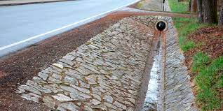 Impiden que el agua invada la calzada