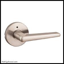 Kapı kollarından pencere kollarına, menteşelerden banyo aksesuarlarına kadar yüzlerce farklı ürünü pirinç, zamak ve alüminyum malzemelerden üretiyoruz. Amerikan Kapi Kolu Modelleri 2020