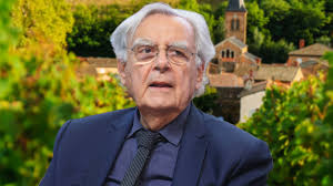 Bernard Pivot : découvrez l'extraordinaire demeure cachée près d'un  vignoble du Beaujolais