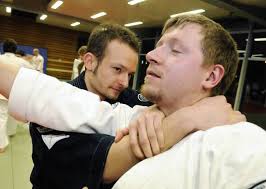 Christian Junge, Vizeweltmeister im Kenpo-Karate, trainiert am Donnerstag  in der Sporthalle des