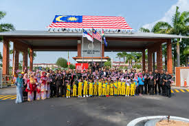 If you travel with an airplane (which has average speed of 560 miles) from melaka to sungai udang, it takes 0.02 hours to arrive. Penjara Sungai Udang Melaka On Twitter Kempen Kibarkan Jalur Gemilang Dan Perasmian Bendera Terbesar Di Penjara Sungai Udang Melaka Penjaramalaysia Kdnputrajaya Malaysiaboleh Malaysiabersih Sayangimalaysiaku Https T Co Pcphsj4ihe