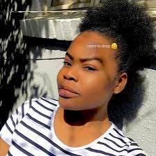 🧓:" Makoti panopamba hapana anonwa doro" 👩:" Saka better hapana  anondikumbira doro rangu"