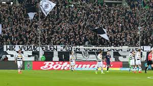 90' m'gladbach takımının teknik direktörü, oyuncu değişikliği ile maça müdahale ediyor. Borussia Monchengladbach Plakate Und Banner Gegen Rb Leipzig