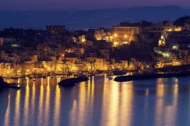 Poco distante dai porti di napoli e pozzuoli e vicinissima alle isole di capri ed ischia, sorge procida, isola straordinaria forgiata dalla forza della natura che qui ha espresso il meglio di sé. Isola Di Procida Dove Andare E Cosa Vedere Turismoproloco It