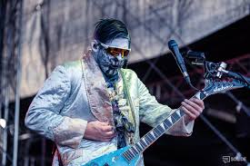 Here we see the bizkit man harnessing the power of daz washing powder with his bright white suit and spreading the blood of smurfs across his chops. Limp Bizkit Japan On Twitter Wes Borland Vorplatz Der Kongresshalle Saarbrucken Germany 07 13 2019