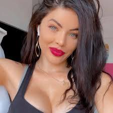 Sandra Petillo's Instagram, Twitter & Facebook