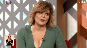 Júlia eduarda santos afonso martins pinheiro pêgo (lisboa, 6 de outubro de 1962) é uma apresentadora de televisão e escritora portuguesa. Sem Papas Na Lingua Julia Pinheiro Responde As Criticas Feitas Ao Seu Decote Maroto Nacional Flash