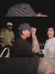 Beso de Mr. Stiven y Mariana Zapata