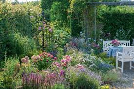 12 Ideen Fur Sitzplatze Im Garten Sitzplatz Im Garten Garten Gestalten Gartengestaltung