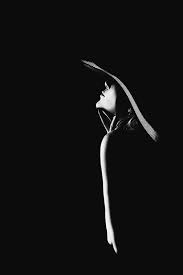 Art Black And White Photography People This Illustrates The Power Of A Simple Gesture Of Light To Evoke An Image Emotion And Even To Sug White Photography Silhouette Photography Profile Photography