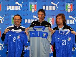 Carregue no peito seu orgulho pela seleção, com a camisa away da itália para 2020, fabricada pela puma. Nova Camisa Da Selecao Italiana Para Euro 2012 Batom E Futebol