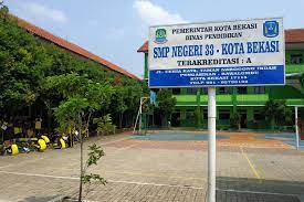 Setelah semakin hari semakin banyak santri yang datang, timbullah inisiatif untuk mendirikan pondok atau asrama di samping rumah kiai. 5 Fakta Raibnya 40 Laptop Di Smpn 33 Kota Bekasi Halaman All Kompas Com
