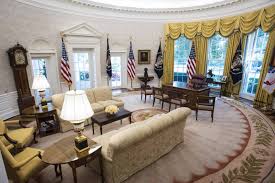 Office 365 business essentials ist für aktuell 4 20 euro monat im abonnement erhältlich. Oval Office Decor Changes In The Last 50 Years Pictures Of The Oval From Every Presidency