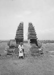 Trowulan, warisan kerajaan majapahit | inside indonesia. Candi Cetho Tempel Karanganyar 1948 Candi Foto Zaman Dulu Indonesia