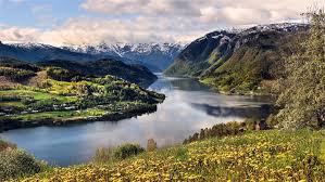 Belediye, hardangerfjord'dan deniz seviyesinden 1.800 metre (5.900 ft) yüksekliğe. Om Ulvik Ulvik Herad