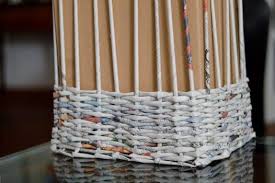 Upcycling Korb Aus Zeitungspapier Basteln Mit Papierrollchen Bastelarbeiten Aus Papier Und Pappe Basteln Mit Zeitungspapier