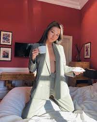 julia on instagram morning florence 這套西裝外套的顏色是最近好愛的冷灰墨綠 找了好久的布 還有跟工廠來來回回修了好多次版型才出產的寶寶 是超級超符合亞洲女生身形的西裝套裝 giselle 系列總共有還有外套 褲子 90s girl julia instagram
