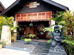 Jika kamu menempuh studi di its, terdapat rumah yang dikontrakkan di kawasan sukolilo park regency c1. Pintu Masuk Rumah Makan Picture Of Handayani Surabaya Tripadvisor