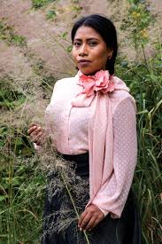 Explora vogue méxico para más noticias, entrevistas, videos y fotos sobre moda, belleza, celebrities y cultura. Yalitza Aparicio Quien Es La Actriz De Roma Vogue Mexico Y Latinoamerica