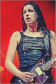 Dus slap ouwehoeren bij de printer kan ze wel. Ryanne Van Dorst Encyclopaedia Metallum The Metal Archives