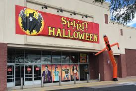 Spirit halloween llc is an american seasonal retailer that supplies halloween decorations, costumes, props and accessories. Spirit Halloween Employee Secrets Mental Floss