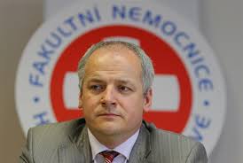 Epidemiologa romana prymulu (56) vídaly v posledních měsících na televizních obrazovkách téměř denně miliony diváků. Sef Hradecke Nemocnice Prymula Konci Kvuli Obchodum S Firmou Sve Dcery Idnes Cz