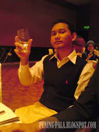 Minum berdiri menyebabkan cecair akan jatuh ke dasar perut dengan laju dan akan melanggar lapisan perut. Nabi Minum Air Zam Zam Berdiri Hikayat Budak Pening